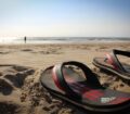 Flipflops am Strand im Sommer