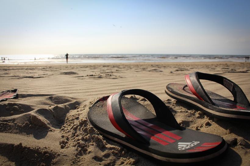 Flipflops am Strand im Sommer