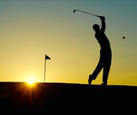 Golfer im Sonnenuntergang