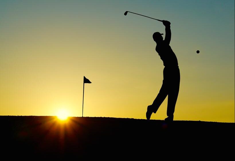 Golfer im Sonnenuntergang