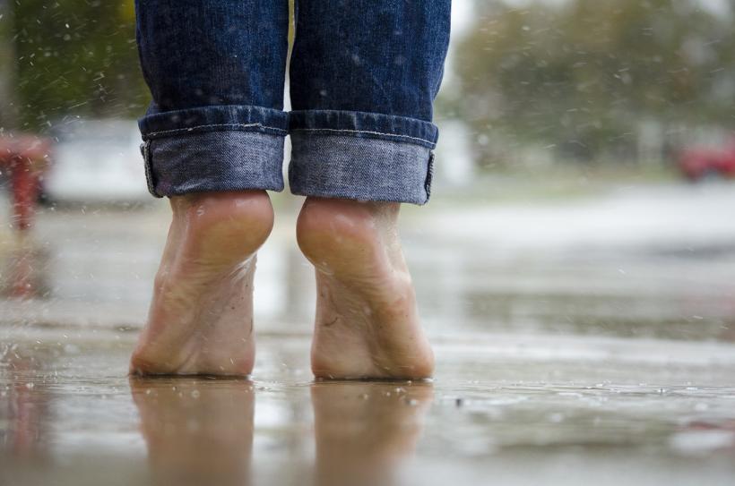 Barfuß im Regen laufen