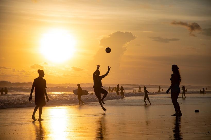 Barfuß am Strand laufen