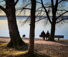 Senioren Paar in Natur am See