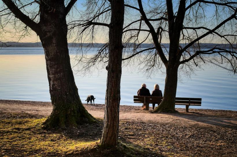 Senioren Paar in Natur am See